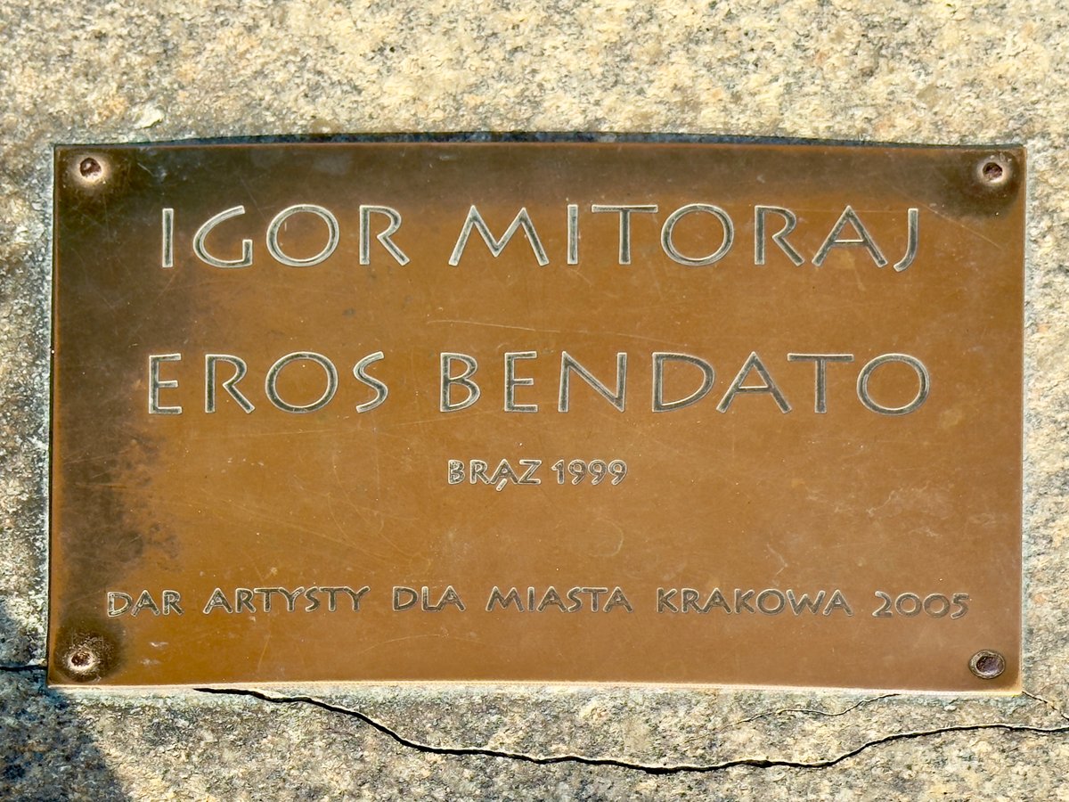 Igor Mitoraj Eros Bendato monumental bronze head, Rynek Główny, Kraków — gifted to the city 2005, edition of 3