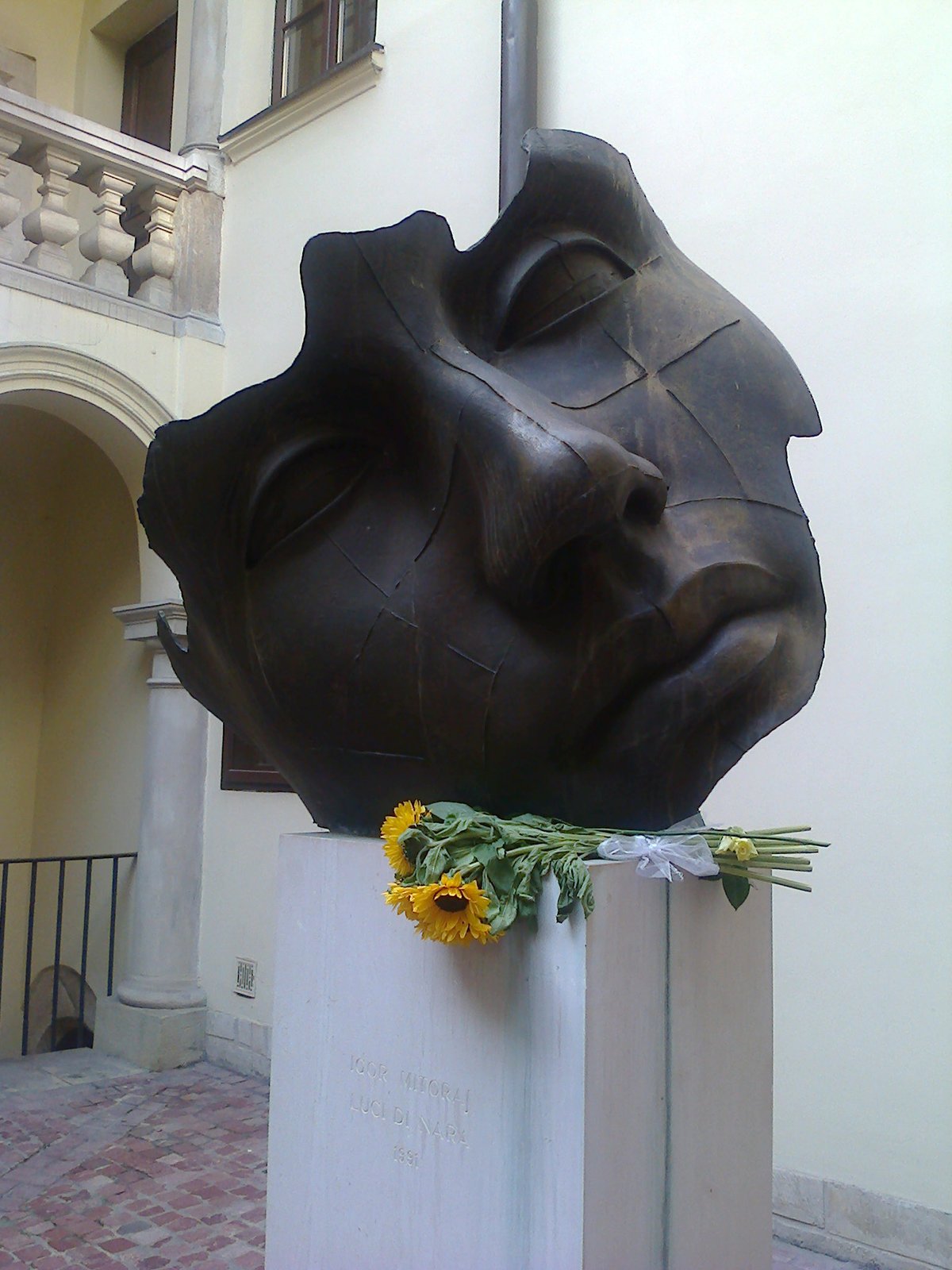 Igor Mitoraj Luci di Nara bronze sculpture, Collegium Luridicum courtyard, ul. Grodzka 53, Kraków — permanent installation