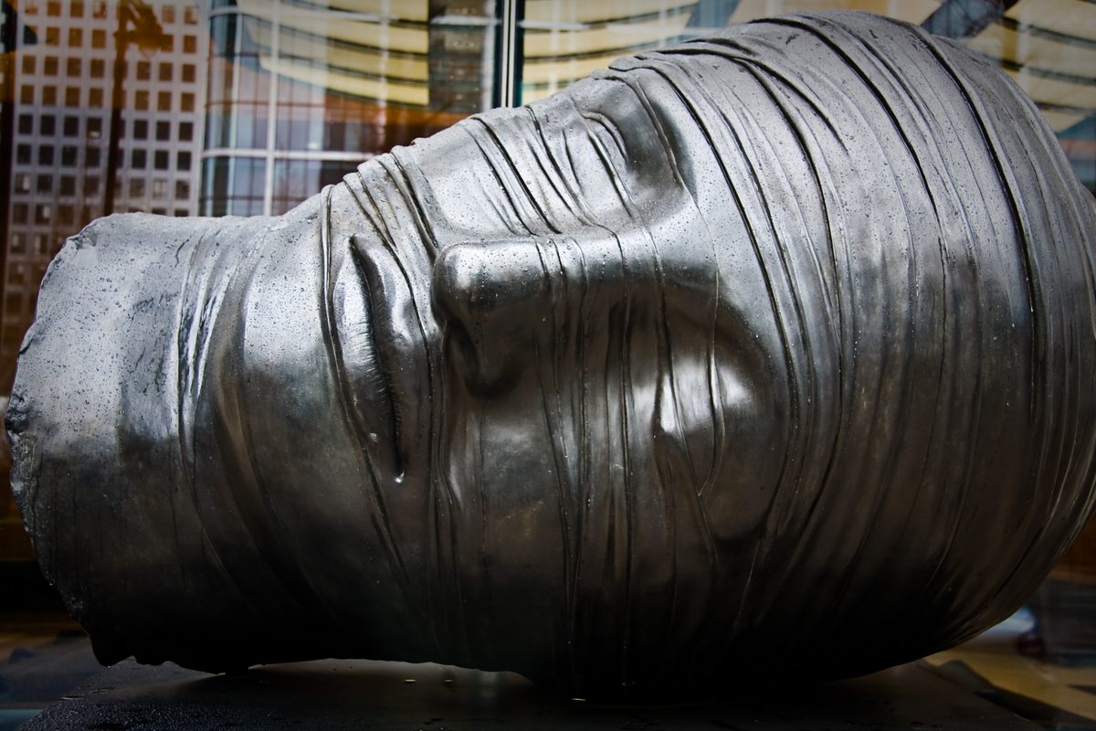 Igor Mitoraj Testa Addormentata bronze sculpture 1983, Canary Wharf, London — permanent public collection