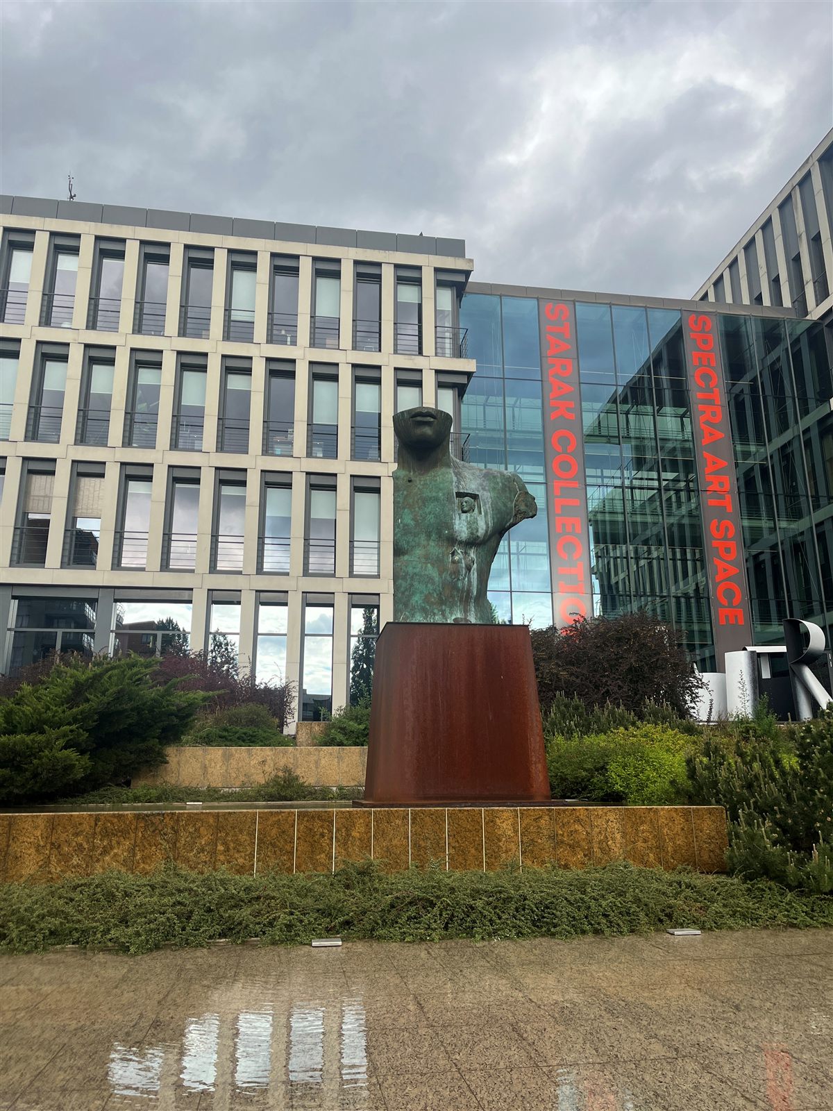 Grande Toscano — Igor Mitoraj, Spectra building