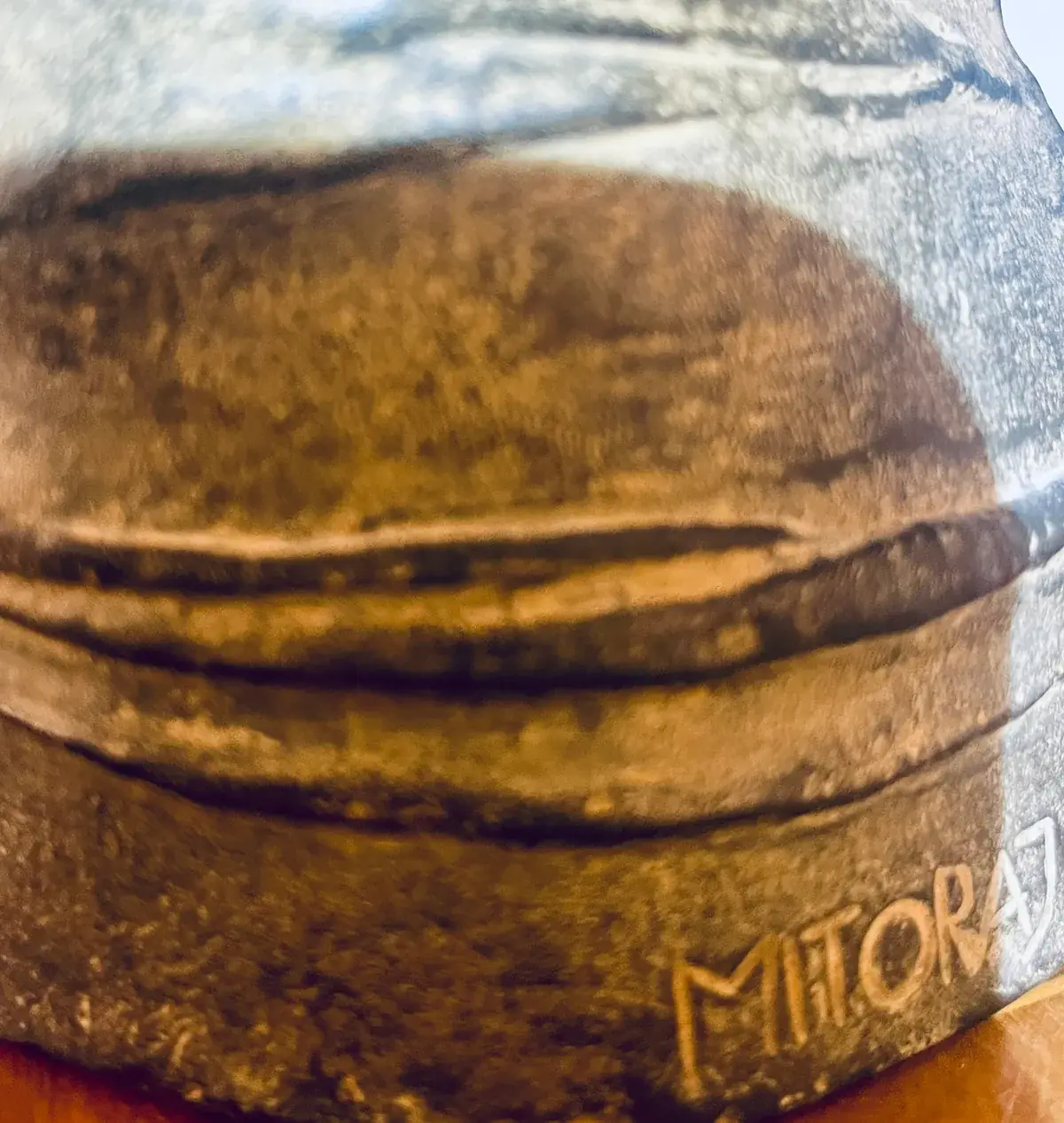 Corazza Media 1987 — ลายเซ็น Mitoraj ระยะใกล้ รายละเอียดพื้นผิวสัมฤทธิ์สนิมเข้ม