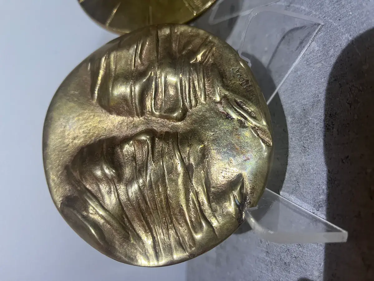 La Conversation — Igor Mitoraj, obverse close-up showing two veiled profiles, Mitoraj signature
