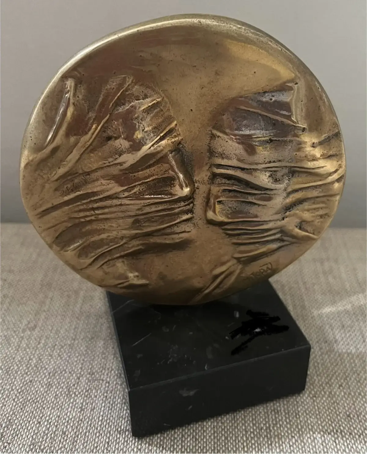 La Conversation — Igor Mitoraj, obverse draped profiles in conversation, warm gold patina, black marble base, portrait view