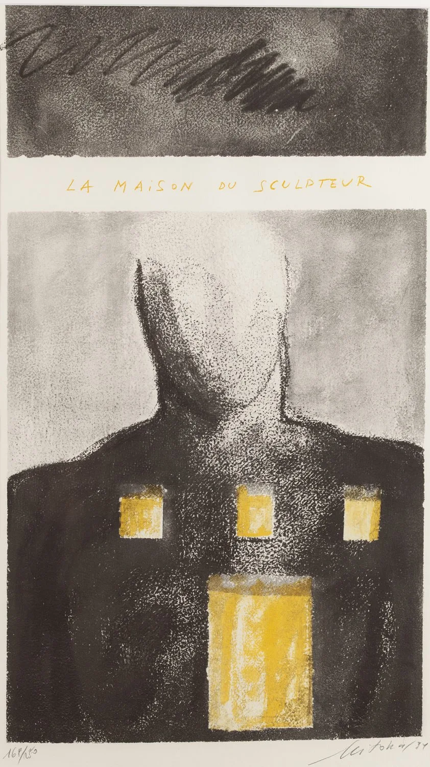 La Maison du Sculpteur — Igor Mitoraj, 1994 lithographie couleur : torse humain sombre avec quatre fenêtres jaune éclairées, titre LA MAISON DU SCULPTEUR en or, signé et daté Mitoraj '94