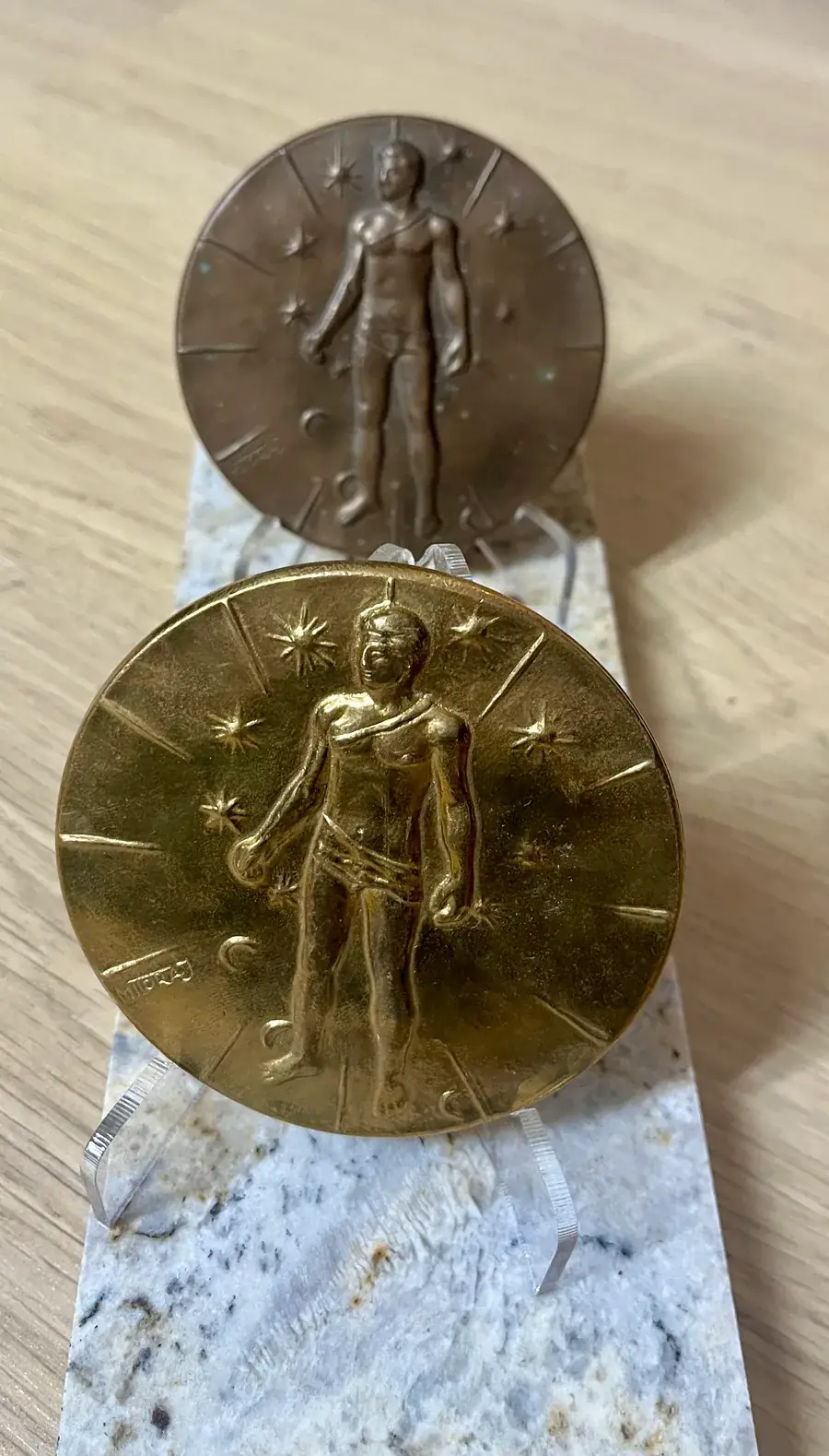 Mitoraj Articulations — gilt medal close-up, obverse