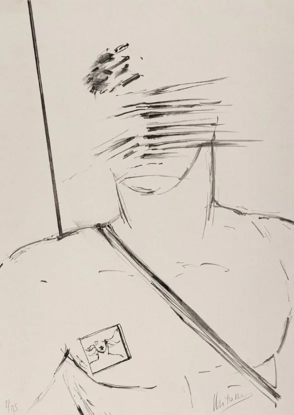 Postać (Figure) — Igor Mitoraj, lithographie noir et blanc : figure debout avec tête bandée, écharpe diagonale, petit vignette visage à l'épaule, signé