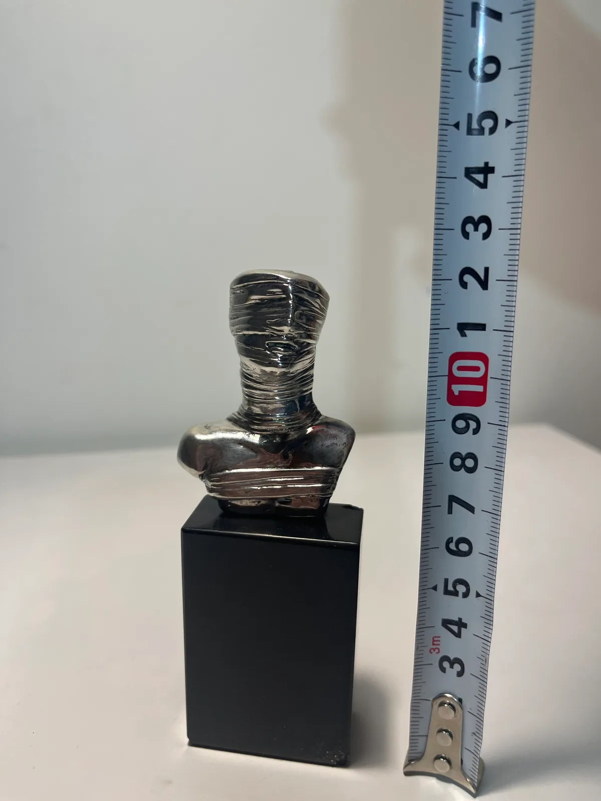 קנה מידה של פטי פרומתה ארז'נט — סרט מדידה המראה גובה של כ-10 ס"מ