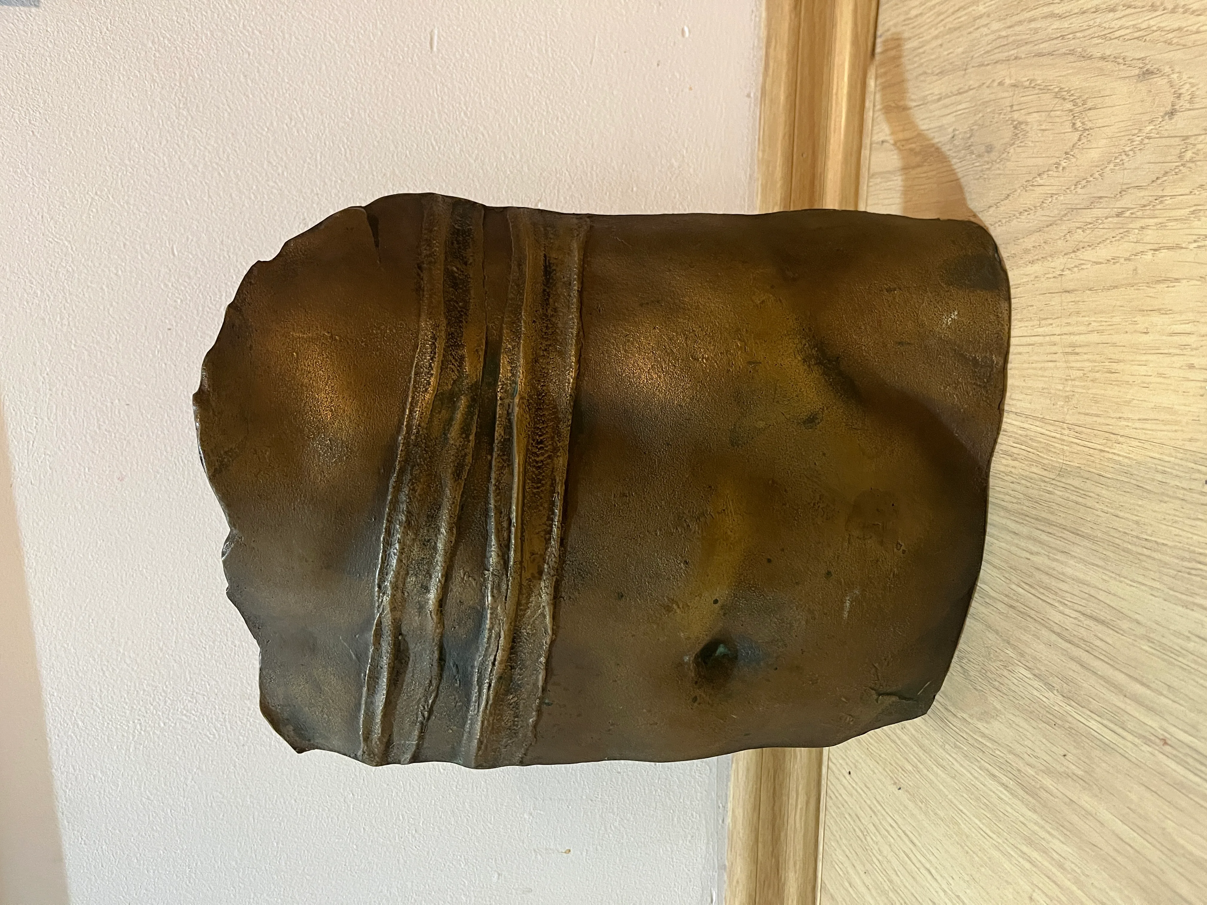 Torso — Igor Mitoraj, inlindad brons med horisontell bindning