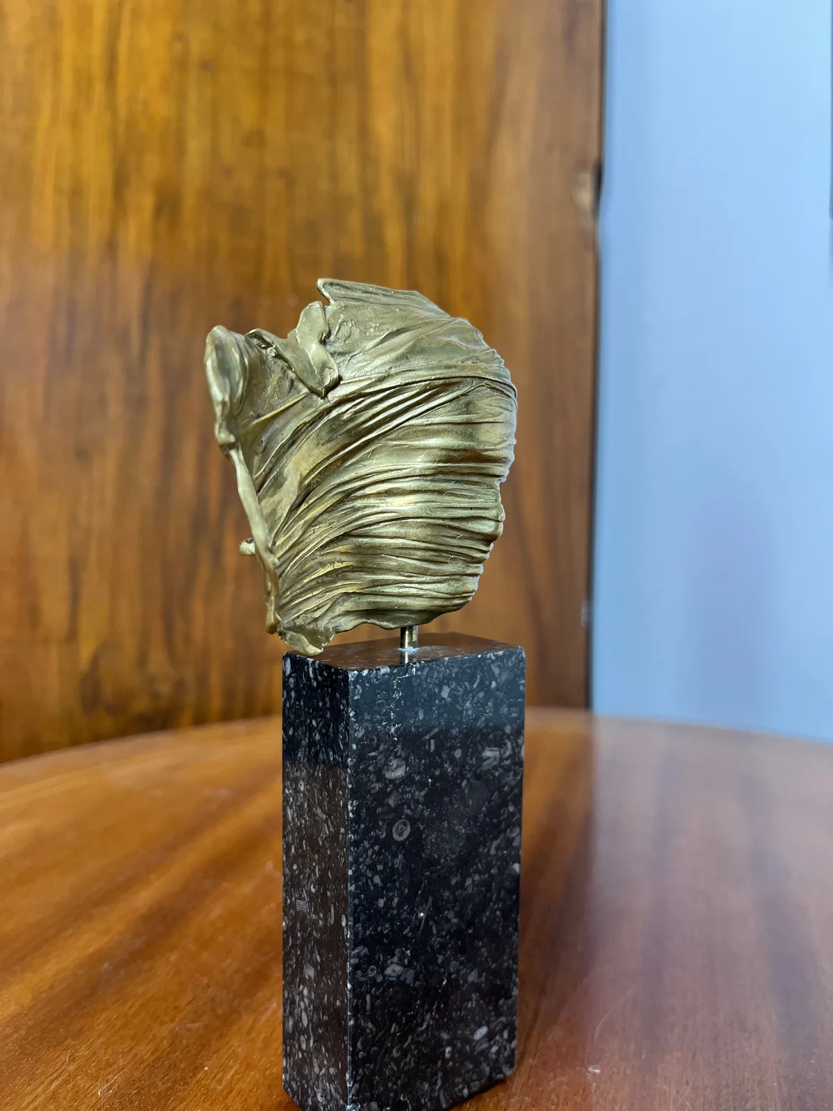 Visage Voilé — Mitoraj bronze, detail of drapery lift where lip may emerge