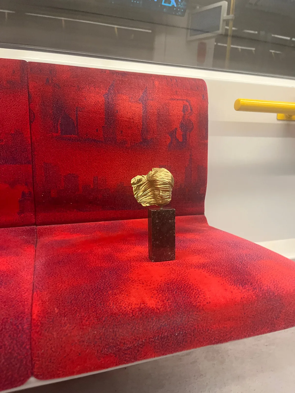 Visage Voilé — Mitoraj gilded bronze, dramatic side lighting on the folds