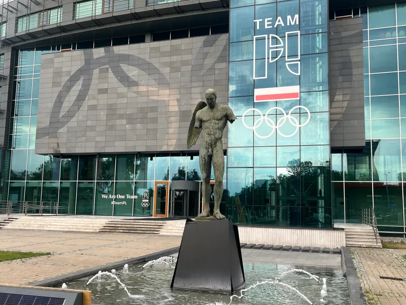 Ikaro Alato Mitoraj — frontal view with Olympic rings, Centrum Olimpijskie Warsaw
