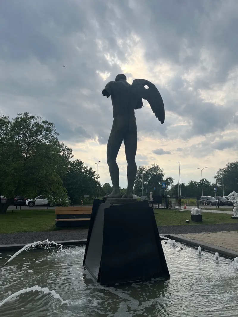 Ikaro Alato Mitoraj — dramatic silhouette against sky, Centrum Olimpijskie Warsaw