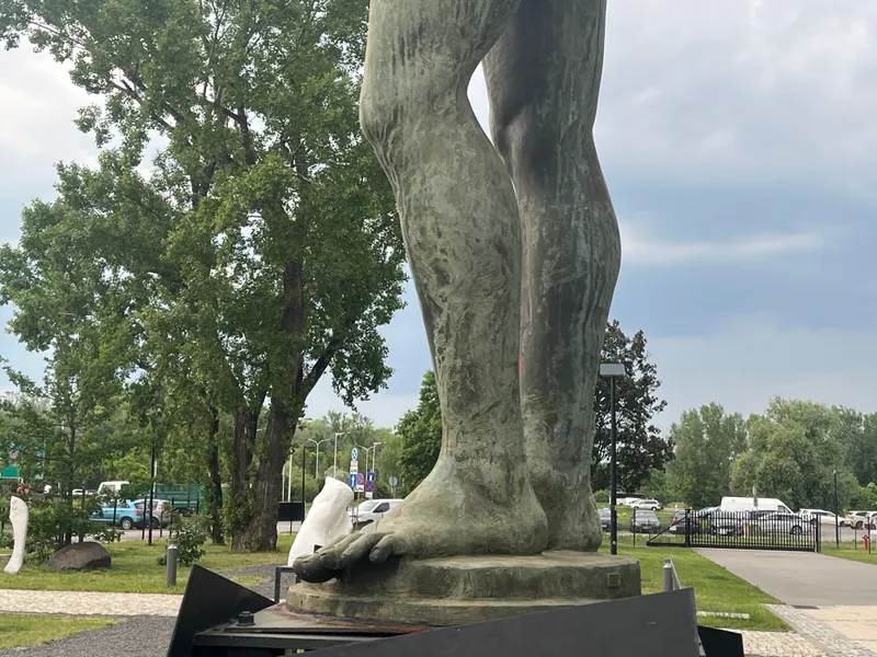 Ikaro Alato Mitoraj — base and feet detail, steel plinth, Centrum Olimpijskie Warsaw
