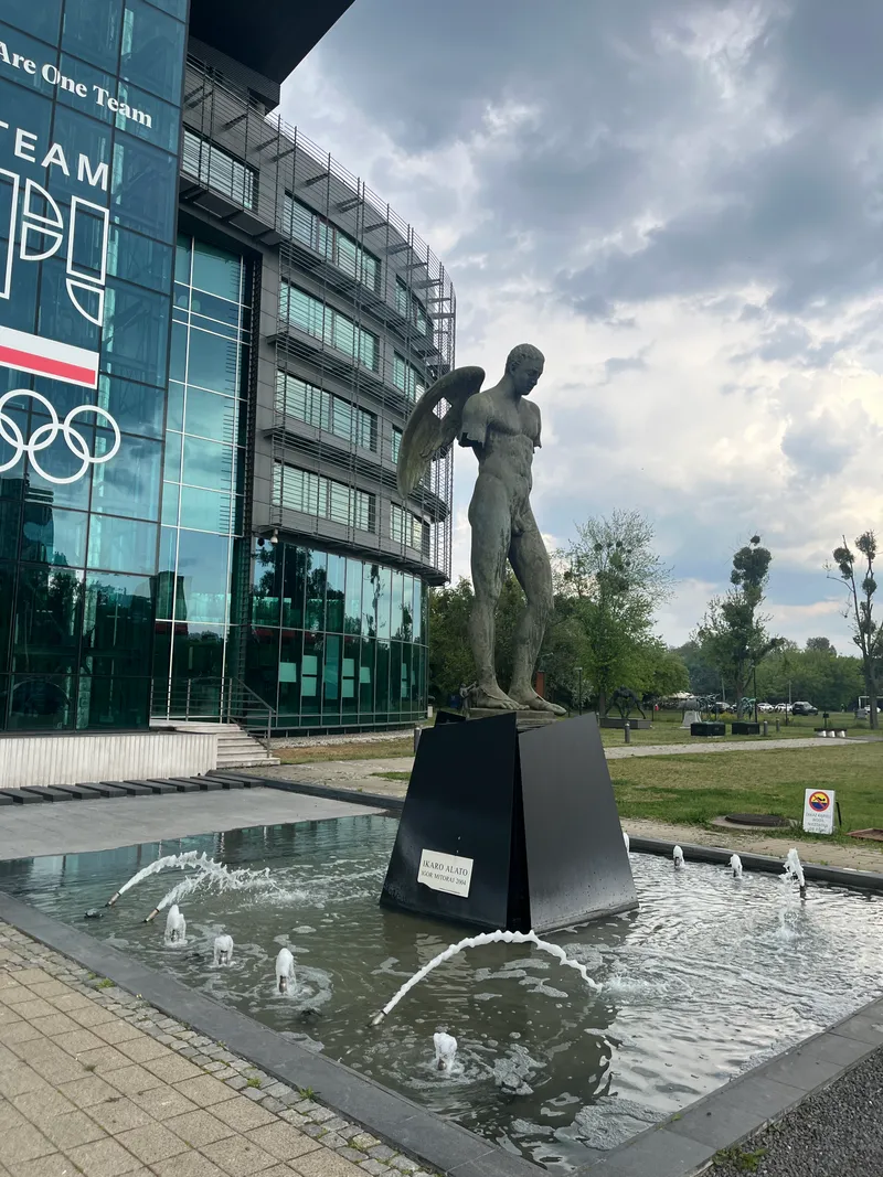 Ikaro Alato Mitoraj — establishing shot, Centrum Olimpijskie grounds, Warsaw Vistula