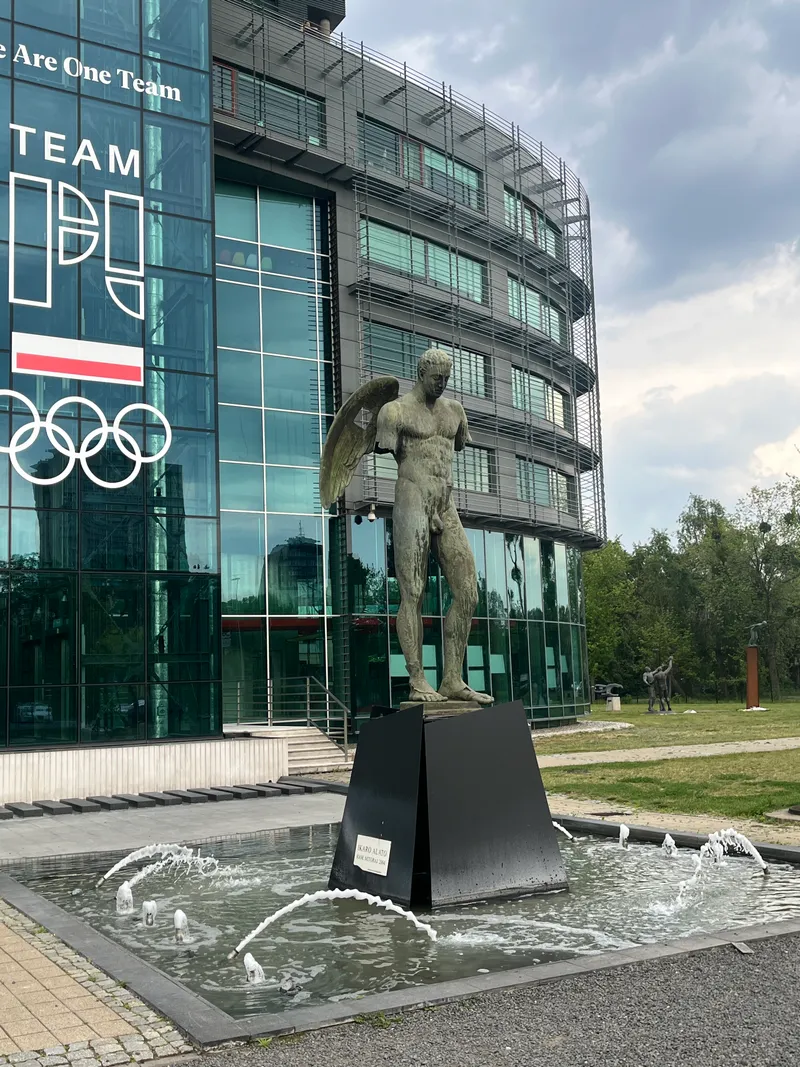 Ikaro Alato Mitoraj — wide view with building and plinth, Centrum Olimpijskie Warsaw