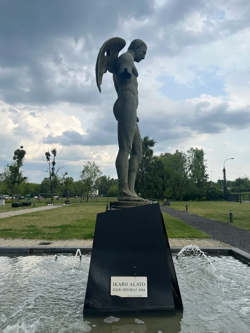 Ikaro Alato title plaque — IKARO ALATO / IGOR MITORAJ 2004, Centrum Olimpijskie Warsaw