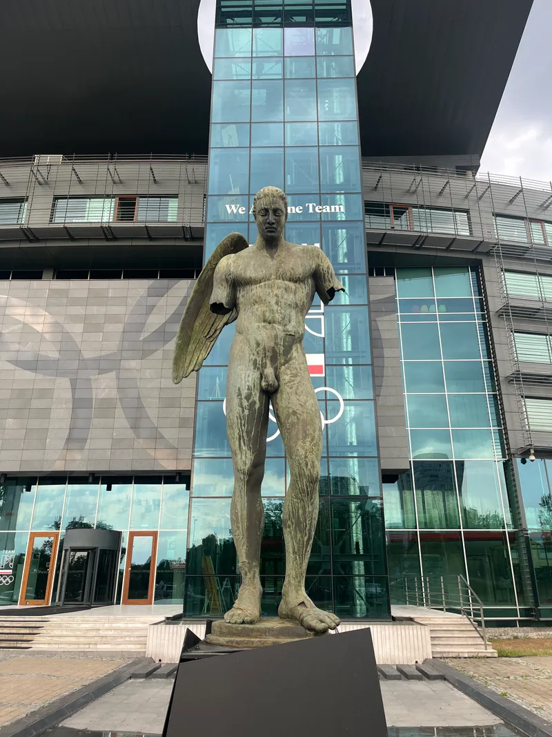 Ikaro Alato Mitoraj — frontal from building entrance, full sculpture, Warsaw 2004