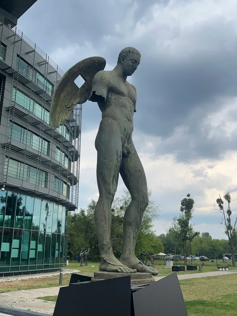 Ikaro Alato Mitoraj — upward view showing full standing figure, Warsaw Olympic Centre