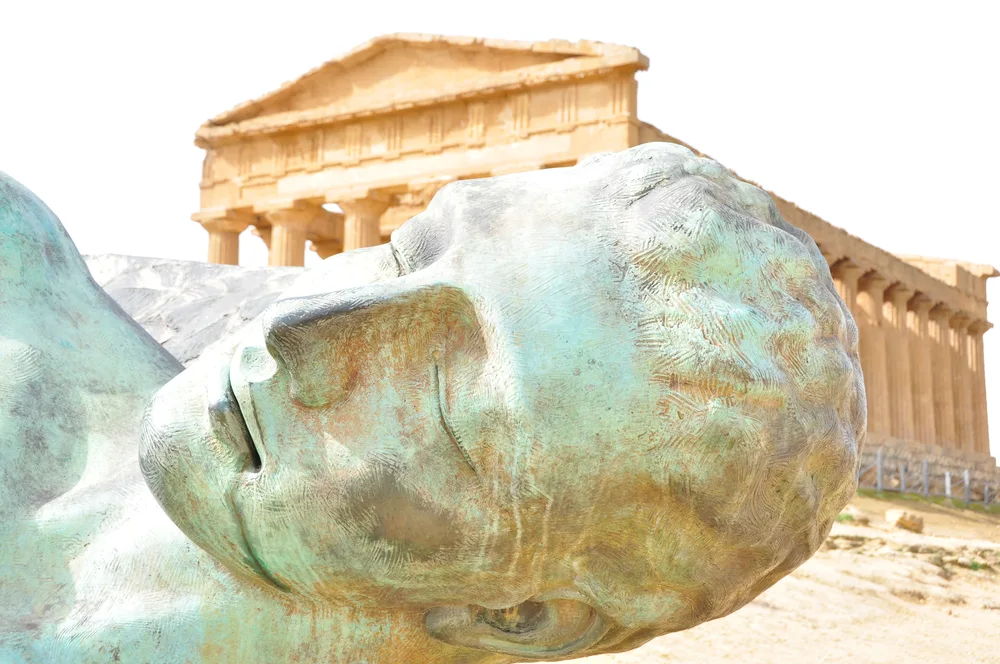 Icaro (איקרוס) מאת Igor Mitoraj במקדש קונקורדיה, עמק המקדשים, אגריג'נטו
